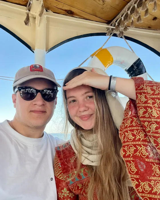 Selfie van Stan en Nina op een boot