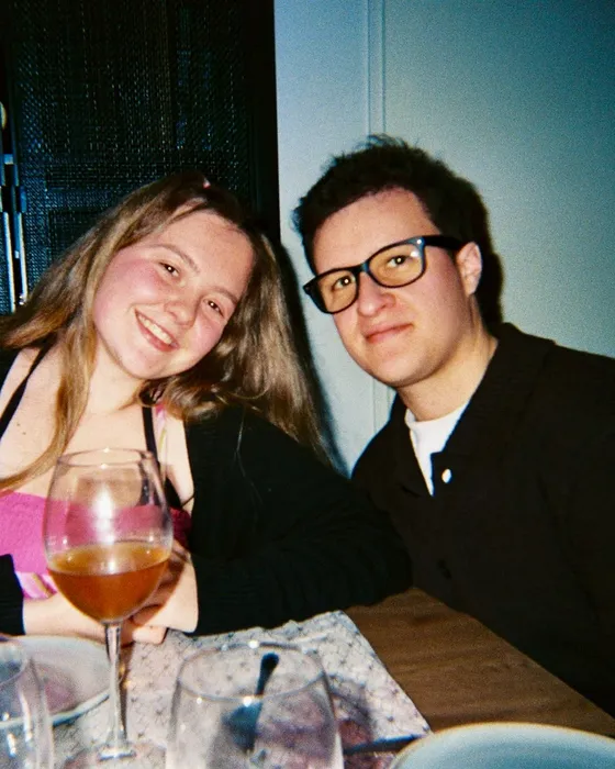 Stan en Nina aan tafel tijdens een etentje