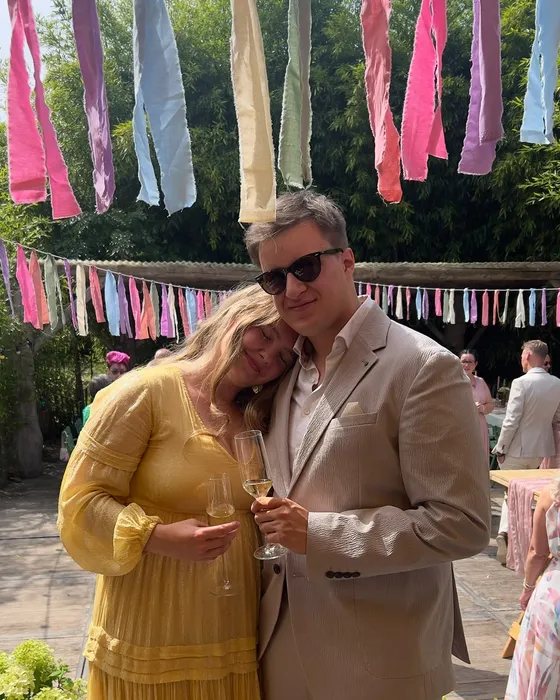 Nina leunt met haar hoofd op Stans schouder