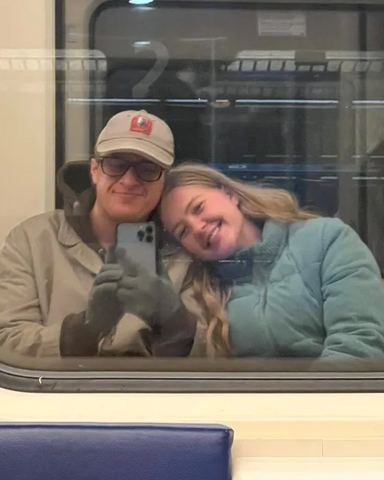 Stan en Nina maken een spiegelselfie in de trein